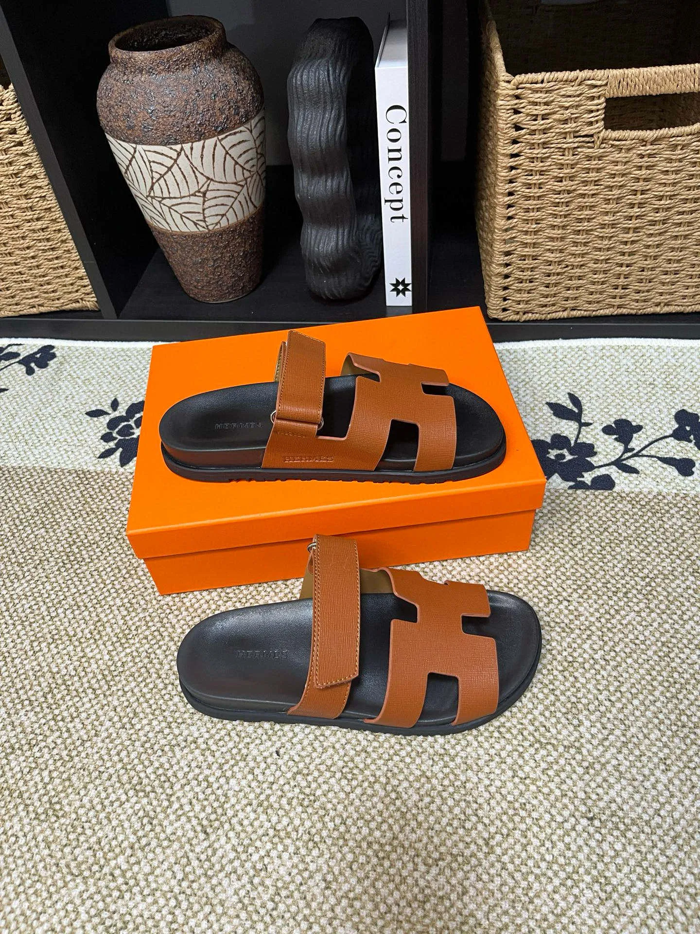 P300 Long-term stock Hermes men’s Kazimir slippers for couples - top quality woven calfskin functional sandals with intertwined uppers inspired by the “H” iconic pattern to create a casual look, perfect for summer. Imported cowhide + cowhide lining + TUP outsole Size: 35-46